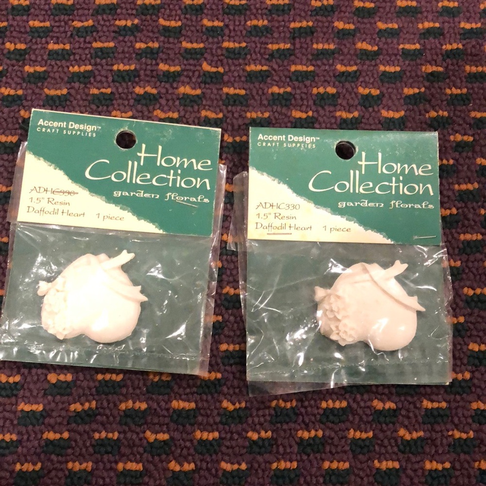 2-NWT 1.5” resin hearts with daffodil design